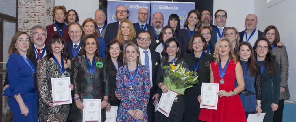 Carmen Capilla, mediadora en Madrid, recibe la Medalla al Mérito Profesional